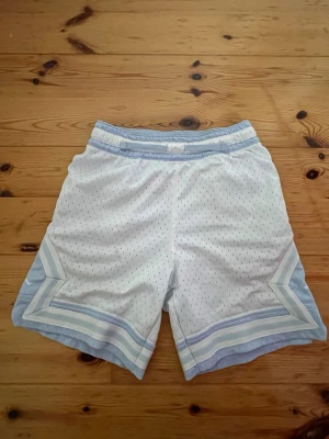 Jordan basketshorts - Basketshorts från Jordan i storlek 132-147 men passar upp till 155 cm beroende på hur korta man vill ha de, knappt använda och inga hål eller märken som visar på mycket användning 