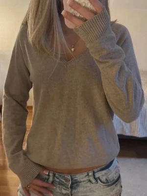 Snygg tröja  - Säljer denna jättefina tröja från JDY. Det är en stickad tröja i beige med trekvarts ärmar. (Lånad bild!! Väldigt lik, men kolla bild 2 för att se exakta tröjan). 💗💗