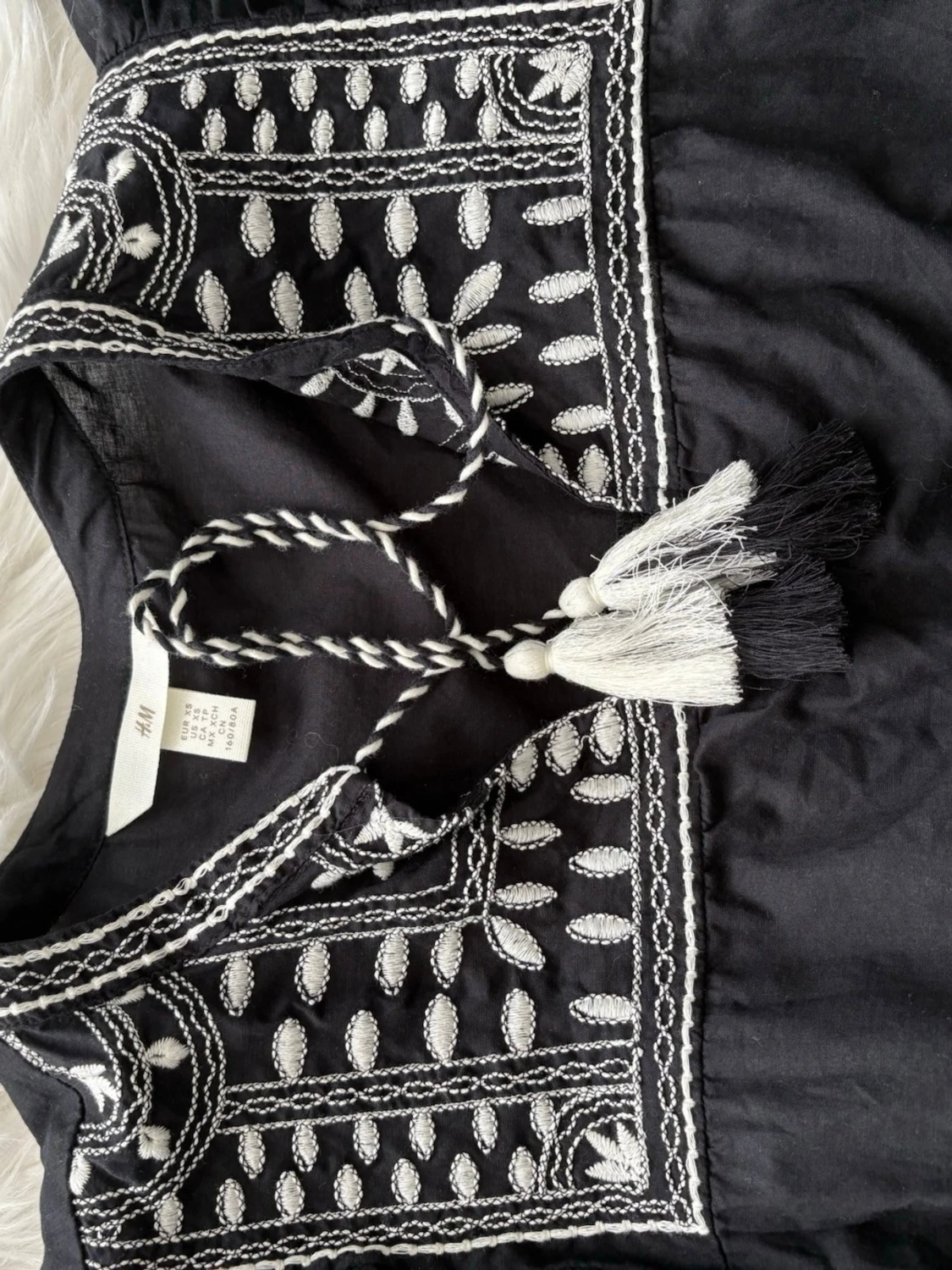 Svart broderad blus från H&M - 2