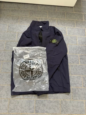Stone Island Windbreaker - Säljer en Stone Island Jacka/windbreaker helt ny köpt på Vinted för 1.2k🧾 Säljer för billigare eftersom jag inte har kvitto som skulle hänga med🙌
