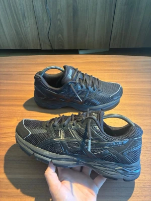 Asics Gel-Zone  - Snygga skor för löpning eller vardagsbruk. Unisex på denna modellen