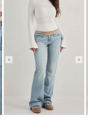 Ljusblå bootcut jeans med låg midja - Säljer ett par ljusblå jeans med låg midja och bootcut passform. 