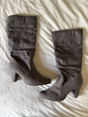 Grå boots - Gråa superfina mockaboots som är köpta på vinted, säljer då dem inte används 🤍  Brister: ena trampdynan på ena klacken har gått sönder (se sista bilden) men det går bra att gå med dem ändå, annars kan man laga det enkelt själv 🤍