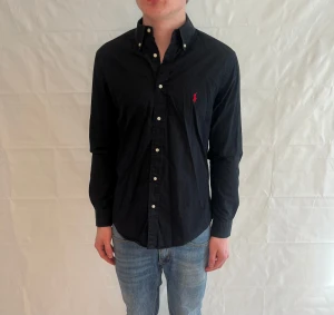 Polo Ralph Lauren Slim Fit Shirt Black Men's - Svart slim fit-skjorta i bomull, begagnad i mycket gott skick.