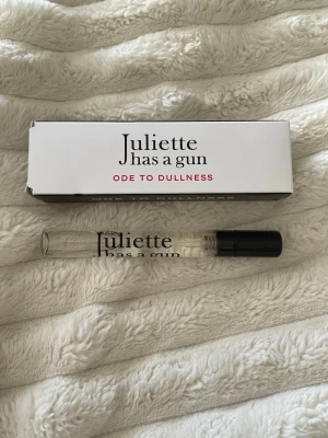 Juliette Has a Gun  - En stilren parfym från Juliette Has a Gun, Ode to Dullness.  Perfekt för dig som gillar moderna och minimalistiska dofter. !! 5 ML!!