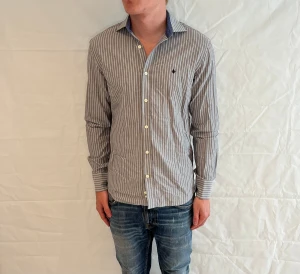 Morris Shirt Striped Men's - Randig skjorta i 100% bomull, begagnad i mycket fint skick.