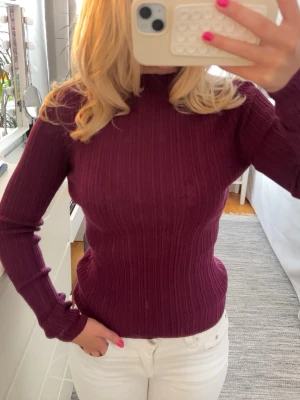 Vinröd  långärmad topp - Så fin vinröd färg i lite randigt genomskinligt material i  storlek S från bikbok, sitter som en xs!💕