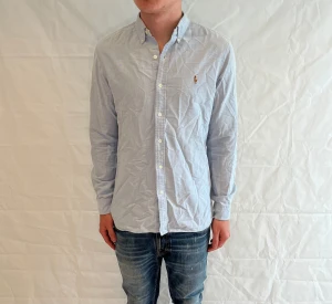 Polo Ralph Lauren Slim Fit Shirt Light Blue - Ljusblå skjorta i slim fit, 100% bomull, begagnad i mycket fint skick.