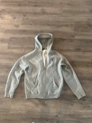 Ralph Lauren hoodie - Säljer denna snygga zip hoodie från Ralph lauren. Storleken är xl i barnstorlek, hoodien har väldigt bra skick och pris kan diskuteras!