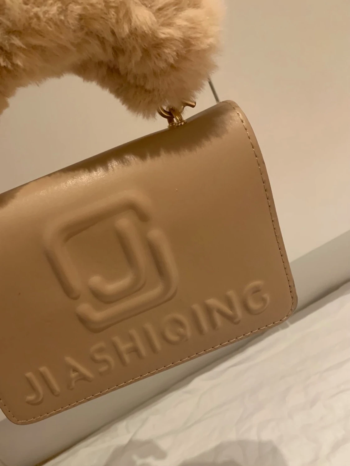 Beige handväska med fuskpälsdetalj - 2