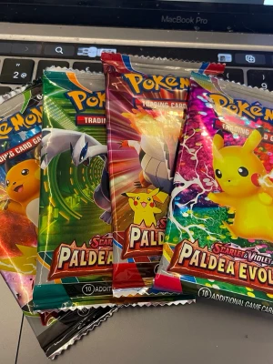 4 pack Pokémonkort - 4 boosterpack Pokémonkort. Ingen aning om de är äkta eller inte så köp på egen risk