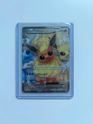 Pokémon kort Flareon Ex - Säljer mitt Flaeron Ex. Kortet har ett värde på 2500kr i mint skick. Och ett värde på 1000kr i damaged skicka.