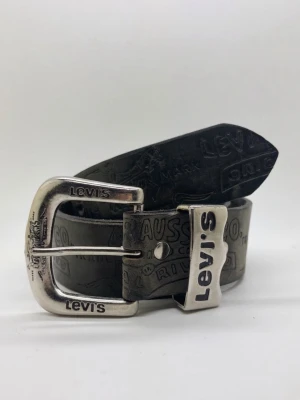 2000s Vintage Levis Leather Embossed Western Belt in Black  - 🤠2000s Vintage Levis Leather Embossed Western Belt in Black   📏 Length: 102 cm  📏 Width: 3.50 cm  ✨ Real leather!  ✨ Authentic 2000s Y2K vintage belt!  ✨ Great condition with super cool natural vintage fading & details!  💌 Feel free to message me if you have any questions!
