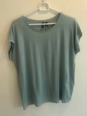 Ljusblå basic t-shirt - En enkel och stilren ljusblå t-shirt med rund hals och korta ärmar. Från Vero moda. 