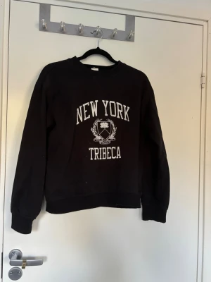 Sweatshirt - Fin sweatshirt i ett mycket bra skick som knappt är använd 