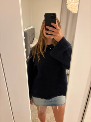 Marinblå stickad tröja  - Varsamt använd stickad tröja😌💙