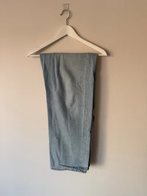 Ljusblå H&M jeans i loose fit - Snygga ljusblå jeans från H&M i toppskick. Avslappnad/baggy stil i denim med 100% bomull. Knappt använda, säljes då dem är lite för stora för mig. W31 L32