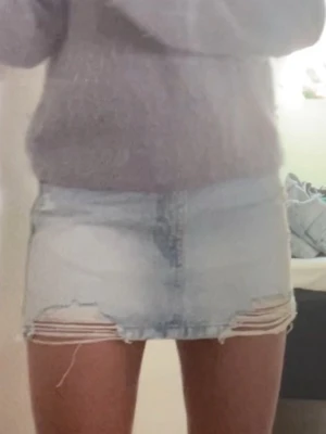 Pull and bear jeans kjol  - Trendig ljusblå jeanskjol i kort modell med slitna detaljer och fransar längst ner. Kjolen har en klassisk femficksdesign och rå kant, perfekt för en avslappnad och cool stil. Aldrig använd ifrån Pull and bear. Skriv för fler frågor!☺️