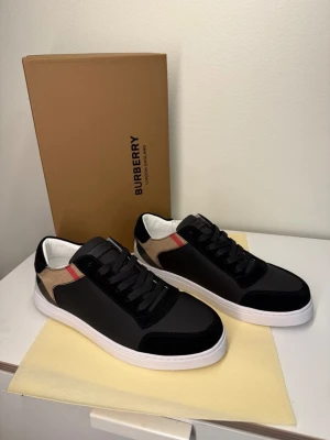 Burberry skor - Storlek 42 helt nya. Kommer med box och dustbag. Snabba affärer kommer att prioriteras! Fler storlekar i profilen