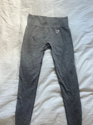 Gym shark leggings  - Gråa gym shark leggings i strl. S/M. Knappt använda. 