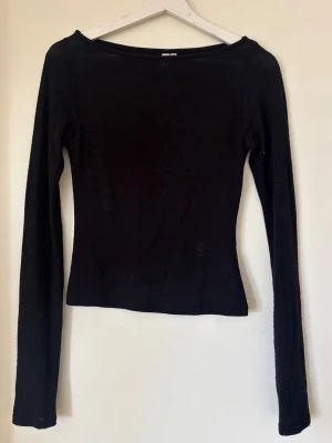 Intimissimi dupe från Nelly - En enkel och stilren svart långärmad topp från Nelly. Modellen är tight och har en klassisk rund halsringning. Perfekt att matcha med jeans eller kjol för en clean look.