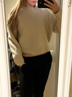 Beige stickad tröja - Beige stickad tröja från ZARA. Tröjan har ribbade muddar vid ärmslut och nederkant samt en rund halsringning. Tröjan är även lite nopprig. Skriv vid funderingar och priset kan diskuteras.💕✨