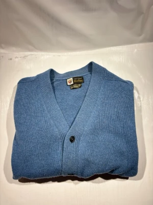 Alan Paine kofta  - Hej! Säljer nu min kofta från märket Alan Paine, storlek 44/XS sitter som S, bra skick, allt på bilden ingår. Tveka inte på att höra av dig om du har frågor eller funderingar kring koftan! 
