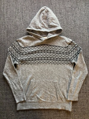 Hollister tröja ~ vintage  - Sjukt snygg och eftertraktad stickad tröja från Hollister – storlek M. Väldigt fint skick.  Kan gå ner i pris vid snabb och smidig affär. Hör gärna av dig om du har några frågor!🫱🏻‍🫲🏼