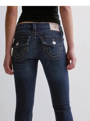 Mörkblå True religion jeans - Säljer ett par mörkblå True religion jeans i mycket bra skick. Har använt dom några gånger men inte alls mycket. Har även sytt upp dom så dom skulle passa mig men jag  skulle passa någon som e från 165 till 170 ungefär 