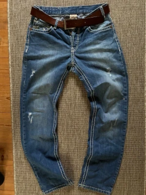 Blåa true religion  - Kom dm för frågor o fler bilder. Knappen vid midjan har gått av men det är inget som syns med bälte på. Strl 33.    😁