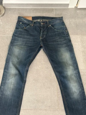 Dondup Jeans - Säljer ett par mörkblå jeans. Pris kan diskuteras