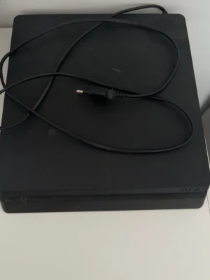 PlayStation 4 Slim svart konsol - Säljer en svart PlayStation 4 Slim som har använts några gånger innan, den är lite gammal. 
