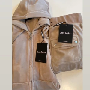 Juicy Couture Sett Warm Taupe - Säljer detta settet från Juicy Couture. Tröjan är i M och byxorna i XS. Kontakta mig vid frågor, intresse eller fler bilder.
