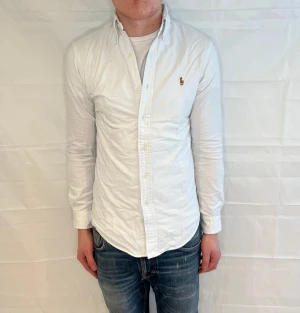 Polo Ralph Lauren Slim Fit Stretch Oxford Shirt - Vit slim fit oxfordskjorta i bomull, begagnad i mycket fint skick.