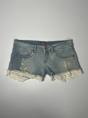 Lågmidjade jeansshorts - 👕 Plagg: Jeansshorts                                                          📏 Storlek: midjemått 38 cm                                                                                                            ✨ Skick: Fint skick                                                        💬 Vid frågor är det bara att skriva!                                                                                          🛍️ Gramenti