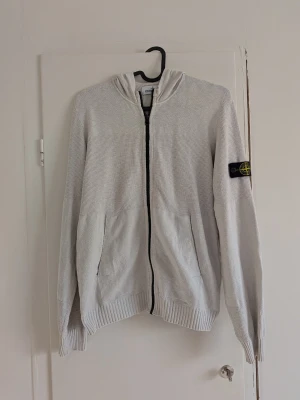 Stone Island zip hoodie - Tjena! Jag säljer en riktigt snygg Stone Island zip hoodie😁 Den är i bra skick och har inga fläckar eller skador!😄 Den är självklart äkta✅ Skicka om du har några frågor☺️ Nypris är ca 3500kr men mitt pris är endast 949kr!