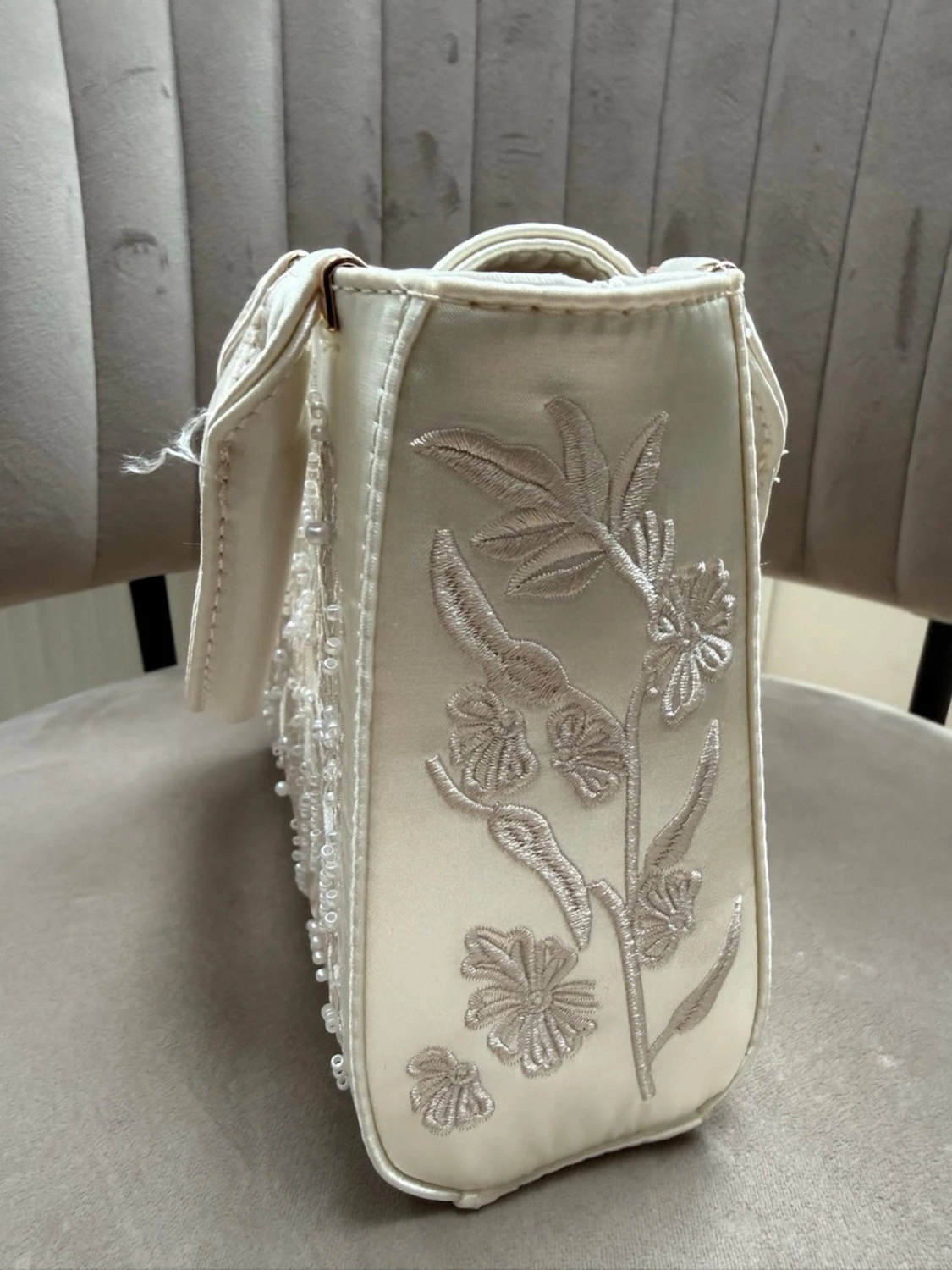 Vit handväska med broderade blommor - 3