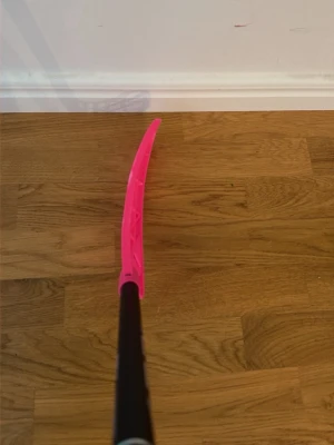 Innebandyklubba deemonz naked - Säljer en innebandyklubba med svart skaft och ett riktigt snyggt rosa blad. Perfekt för dig som vill sticka ut på planen och ha bra kontroll på bollen. 104 cm lång, endast använd nån enstaka träning