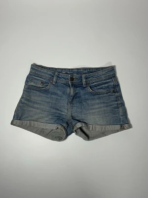 Lågmidjade jeansshorts - 👕 Plagg: Jeansshorts                                                          📏 Storlek: midjemått 37 cm                                                                                                            ✨ Skick: Fint skick                                                        💬 Vid frågor är det bara att skriva!                                                                                          🛍️ Gramenti