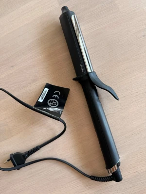 Svart locktång från ghd - Locktång från ghd, modellen heter ghd curve. Konstant temperatur på 185 grader. Gör fina lockar. Fint skick. 