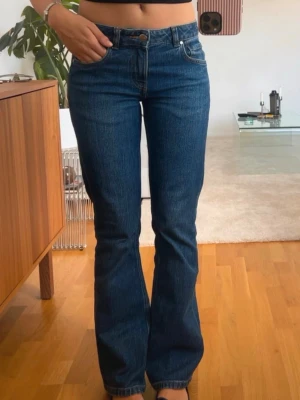 bootcut jeans - Mörkblåa bootcut från Bikbok, lågmidjade. Knappt använda så mycket fint skick. Storlek W25 L32