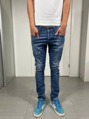 Dondup George Jeans  - Säljer nu dessa Dondup George Jeans med snygga slitningar i populär design, mått ca 39,5-40 o 102 cm. skriv för fler bilder/frågor🙌🏼