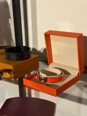 Orange läderarmband med silverdetalj - 17 cm, passar perfekt till handeln ni kommer inte bli besviken. Säljer den pga den är för liten för mig (har för stor handled)