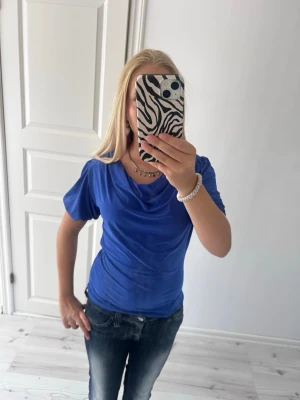 blå jättefin tröja - blå urringad tröja