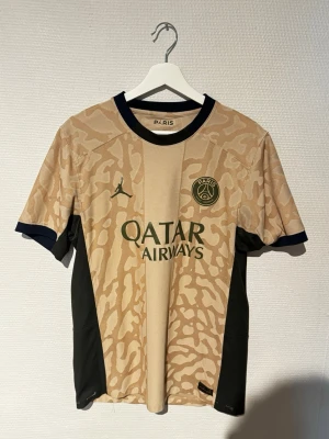 PSG 4:e tröja - player edition - PSG 4:e tröja i spelar version, använd sparsamt men är i topp skick, storlek M men var beredd på slim passform