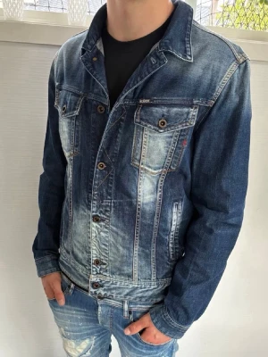 Replay jeansjacka  -  Replay jeansjacka herr| pris:599kr| storlek: XL, men funkar även till L| skick:9,8/10|hör av dig vid minsta lilla fundering eller fråga|