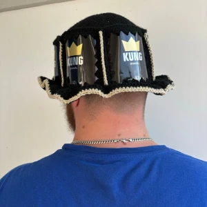 Virkad ölhatt KUNG - • Ölhatt av sorten ”KUNG” • Virkad av mig @virkningbynadja  • Vill du ha en annan sort? Jag virkar på beställning, skicka DM vid intresse.