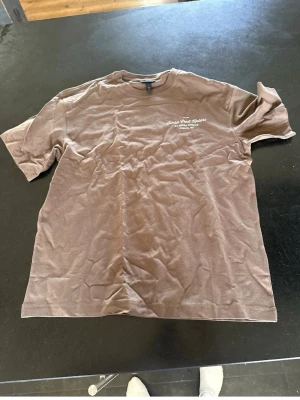 Brun t-shirt med tryck - Brun t shirt med motiv på ryggen aldrig använd då jag gillade inte hur den satt då den är relaxed fit storlek S