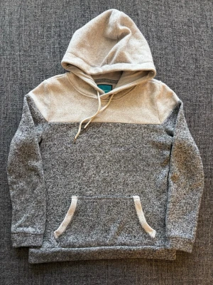 Twintip tröja ~ vintage  - 🎉 20% rabatt om du följer min profil och handlar direkt! 😊  Sjukt sällsynt Twintip tröja i storlek M – grå 2000’s vintage modell med snygg design och hög kvalitet. En eftertraktad modell som passar perfekt året om. 📦 Skickas inom 24h, kan gå ner lite i pris vid snabb affär! ✌️