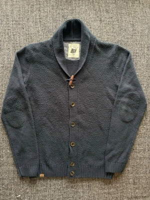 TTdenim kofta ~ sällsynt  - 🎉 20% rabatt om du följer min profil och handlar direkt! 😊  Sjukt sällsynt TT Denim kofta i storlek L – marinblå vintage 2000’s modell med klassisk design och hög kvalitet. Lite nopprig men fortfarande en eftertraktad modell med unik look som passar perfekt året om. 📦 Skickas inom 24h, kan gå ner lite i pris vid snabb affär! ✌️